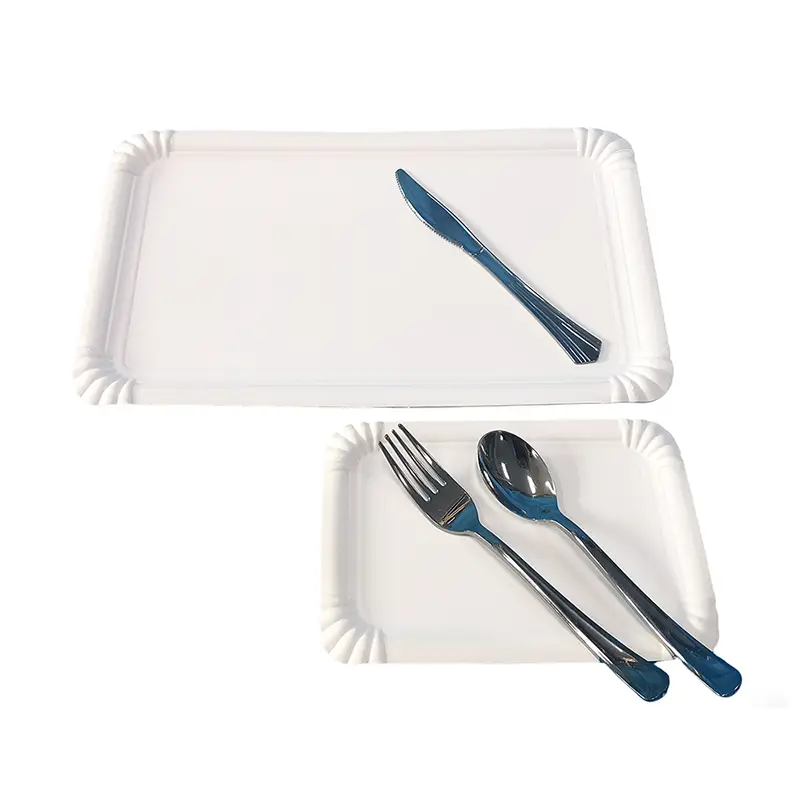 長方形の白いパーティーケーキ紙皿