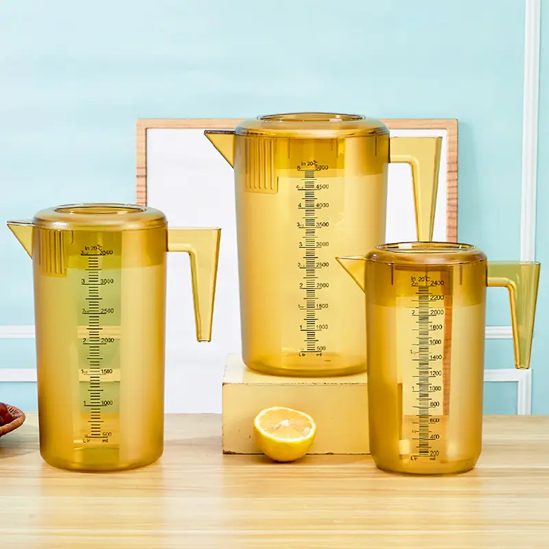 黄褐色または透明のプラスチック冷水ピッチャー